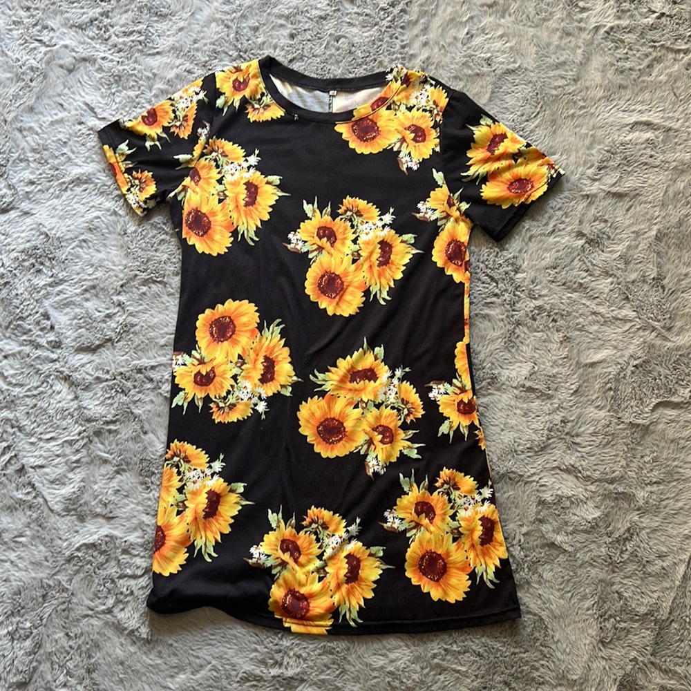Size medium feminine sunflower dress🌻